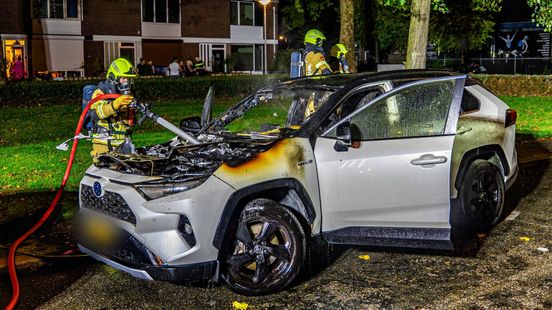 Geparkeerde auto in brand • aanhoudingen na verkeersongeval