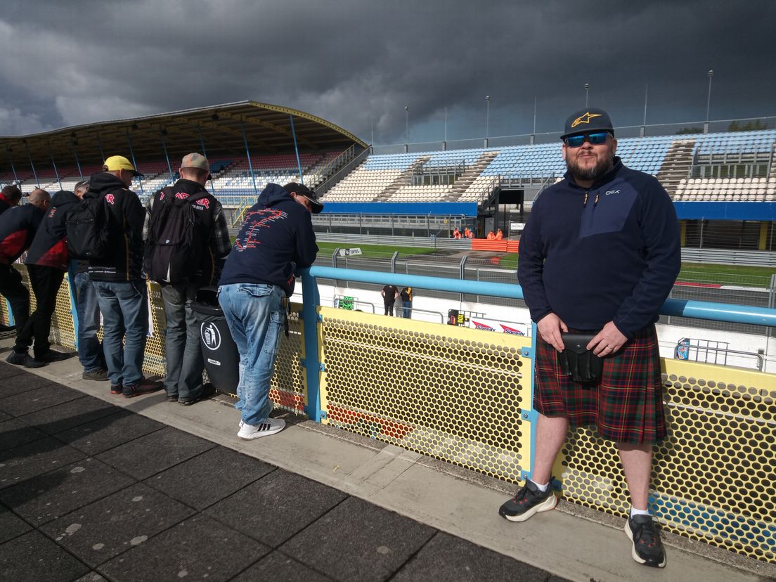 Britse racefans reizen af naar Assen voor enige Superbikes-race buiten eigen land: 'Het bevalt me hier'
