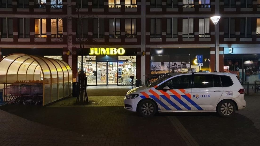 De politie doet onderzoek bij de supermarkt waar de mishandeling plaatsvond