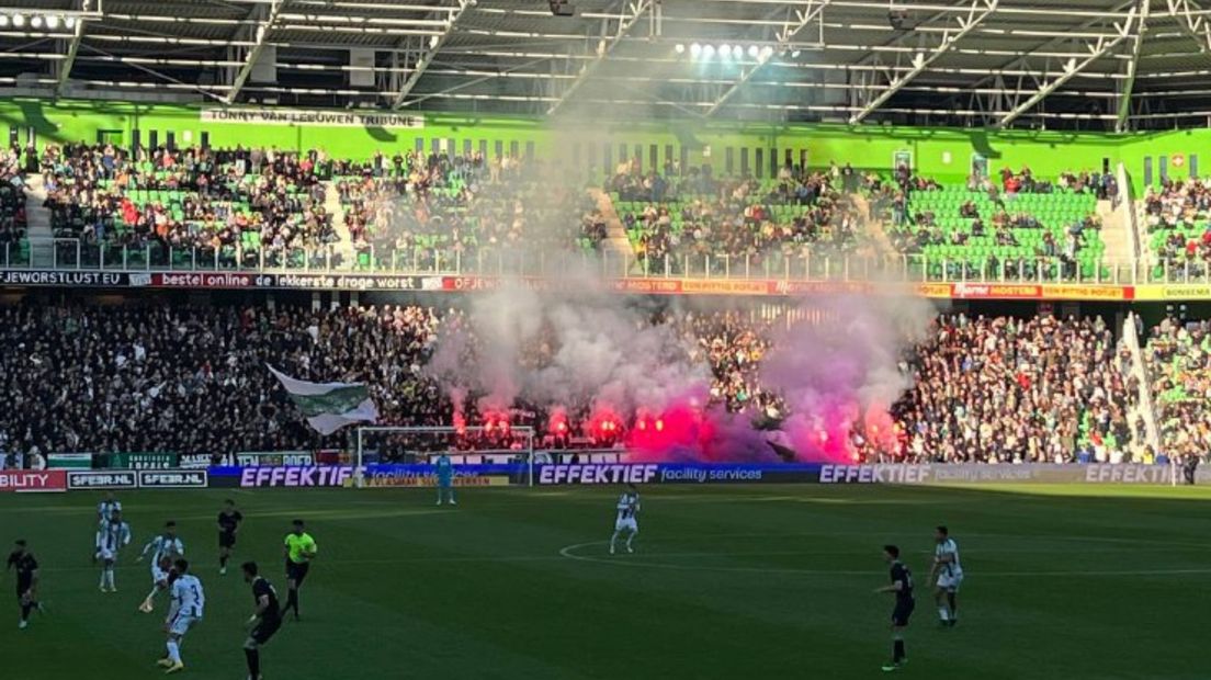 Vuurwerk tijdens FC Groningen - Fortuna Sittard