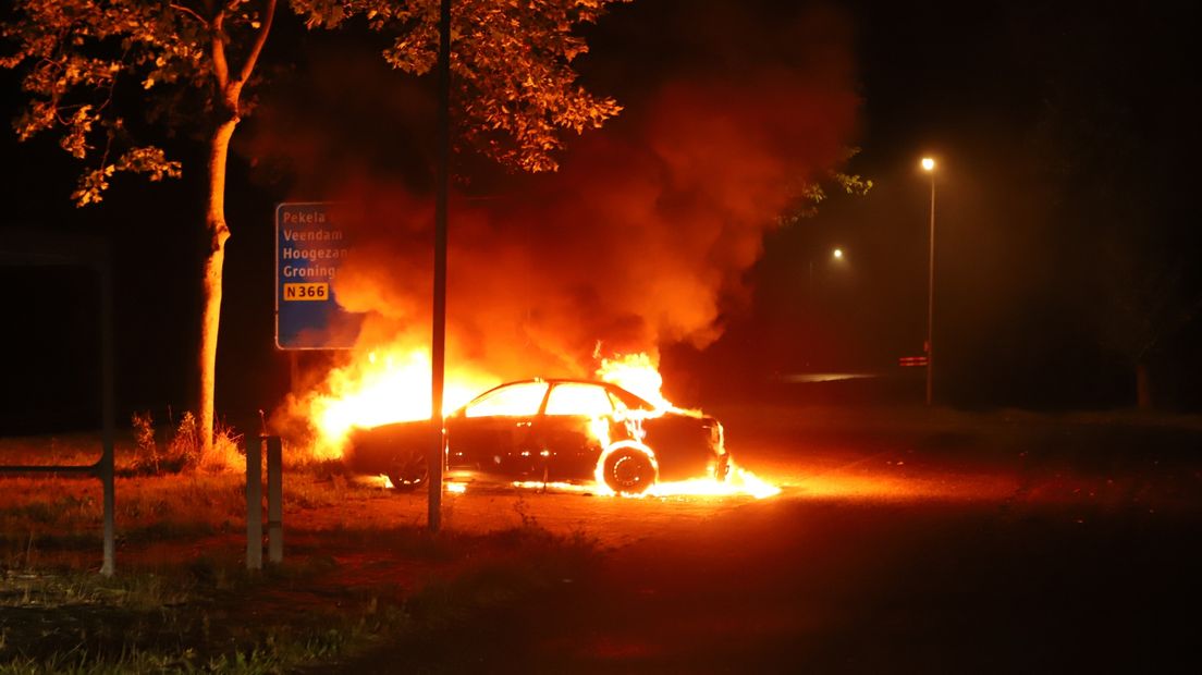 De auto op de carpoolplaats in Stadskanaal ging volledig in vlammen op
