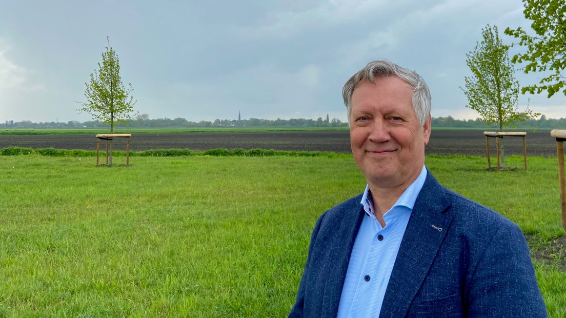 Vice president Harrie Buurlage van Shine Medical Technologies voor het terrein waar de fabriek wordt gebouwd