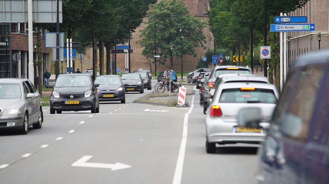 Het verkeer in Deventer zelf loopt vast door automobilisten die vertraging op de A1 willen omzeilen