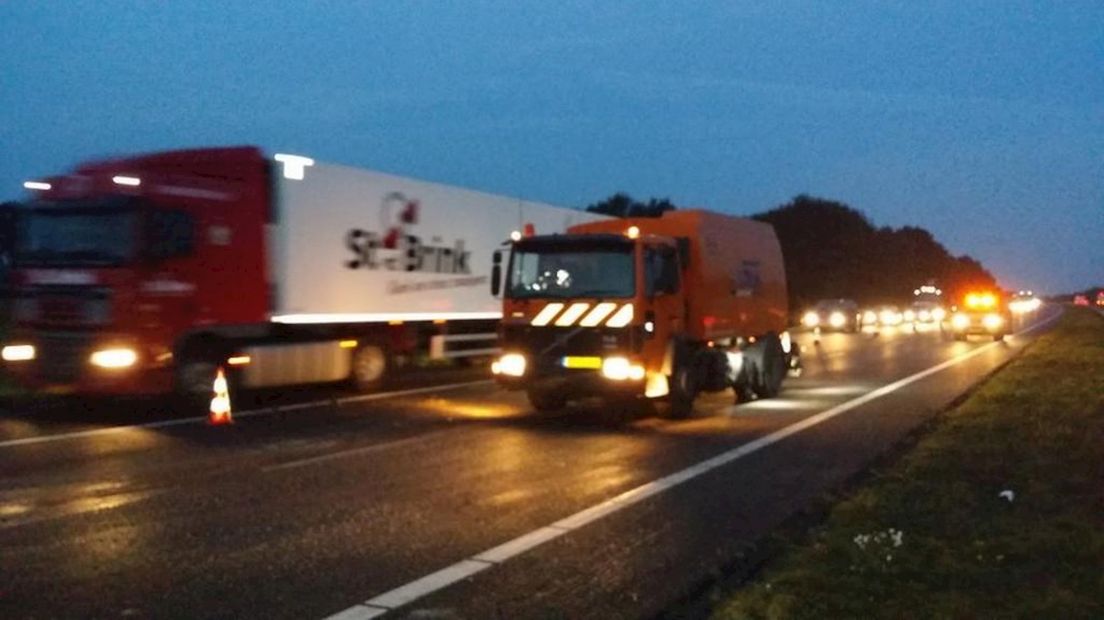 Wegdek wordt schoongemaakt