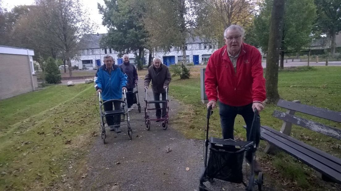 Ouderen op het bewuste voetpad in Zuidwolde (Rechten: RTV Drenthe/Frits Emmelkamp)