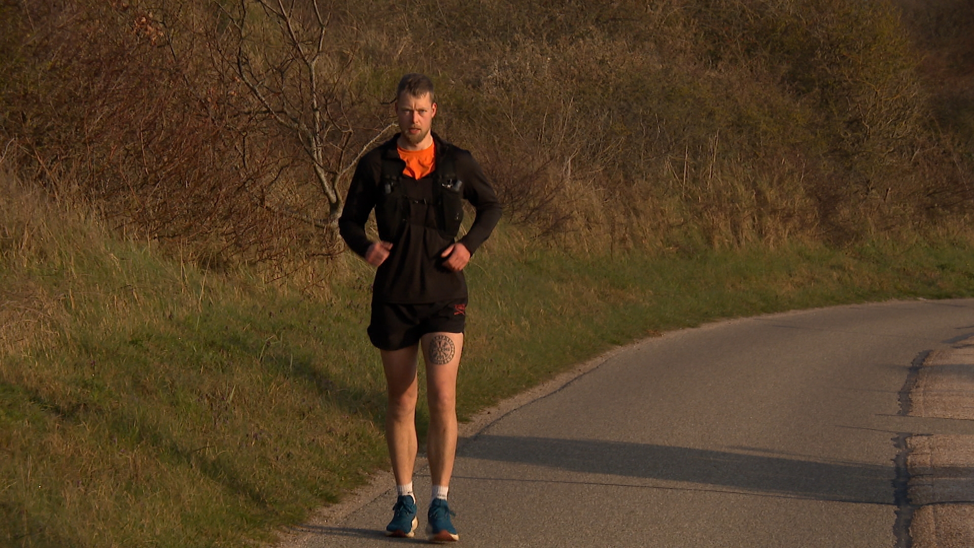 Jeffrey loopt 24 uur rond Vlissingen voor Spierfonds: ‘Onder de gordel voel ik helemaal niks meer’