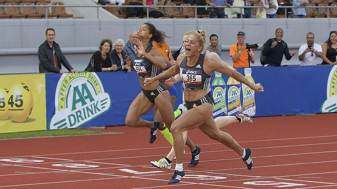 Naomi Sedney (365) snelt als eerste over de finish op de 100 meter bij het NK altetiek