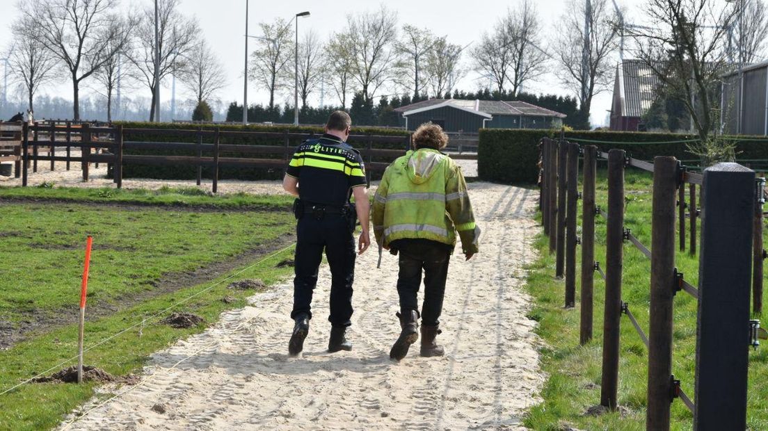 Een agent neemt Jan Huzen mee naar de politieauto (Rechten: De Vries Media)