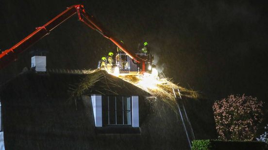 Vrachtwagen verliest lading bij ongeval • brand in rieten kap