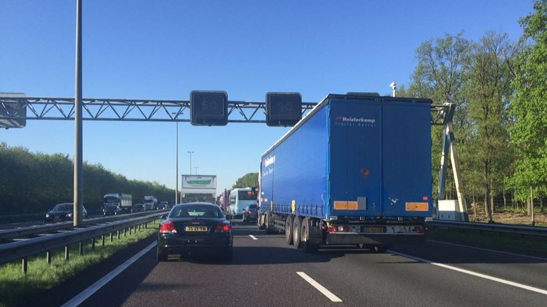 Op de A50 richting Arnhem-Noord zijn maandag in de ochtendspits een vrachtwagen en een touringcar op elkaar gebotst. De aanrijding veroorzaakte een kilometerslange file.