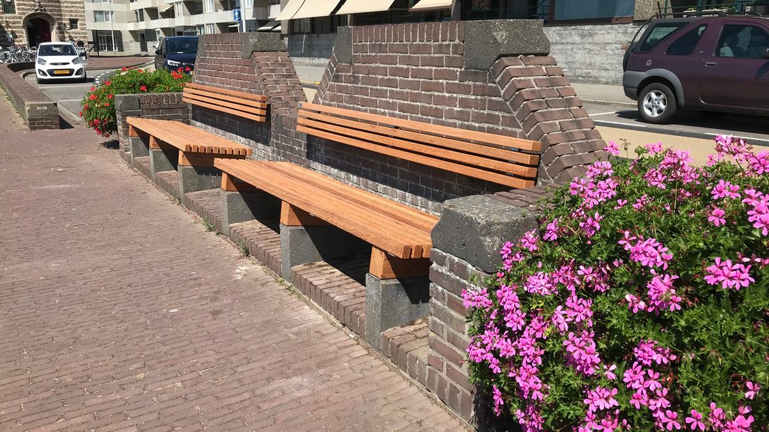 De nieuwe bankjes aan de Boulevard de Ruyter