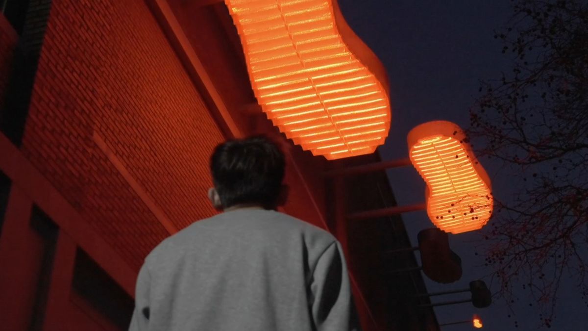 Het lichtkunstwerk Skywalk in Rotterdam-Charlois