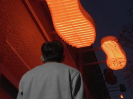 Het lichtkunstwerk Skywalk in Rotterdam-Charlois