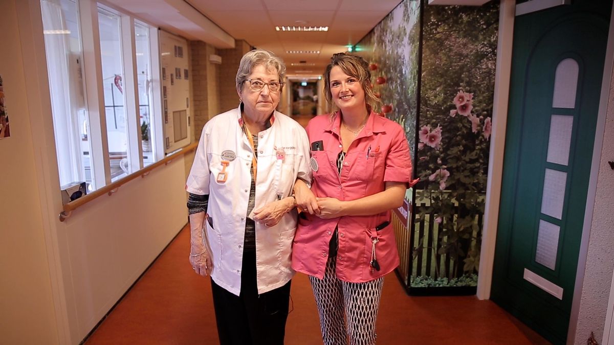Video: De doffe ogen van 'zuster' Miep (82) schitteren weer nu ze mag