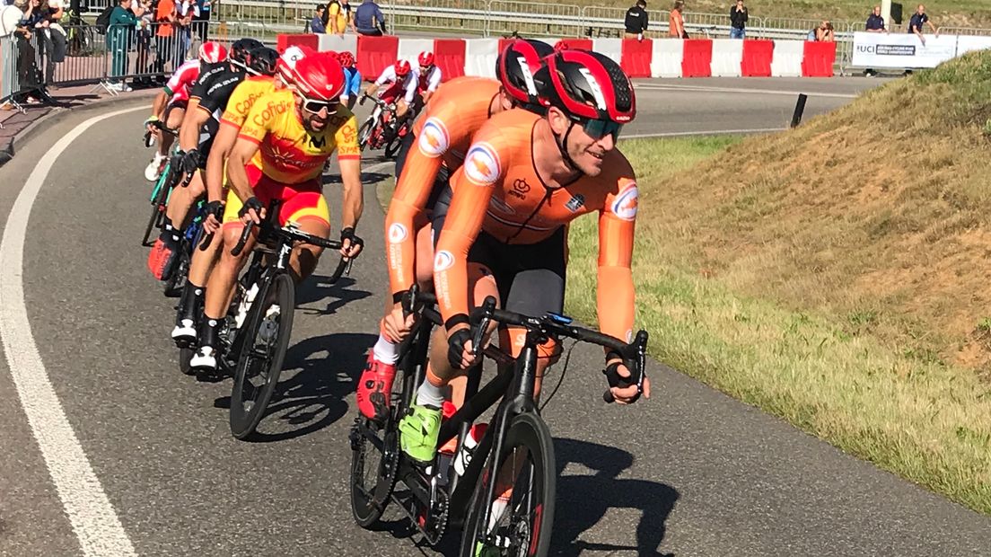 Flens en Veldkamp finishen als achtste bij het WK Para-cycling in Emmen (RTV Drenthe/Karin Mulder)