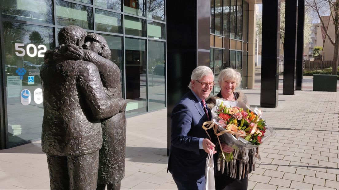 Scheidend burgemeester Charlie Aptroot en diens vrouw Heleen bij het stadhuis van Zoetermeer.