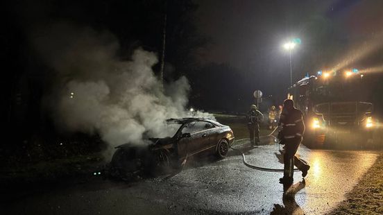 Rijdende auto in brand • voetganger aangereden. Rijdende auto in brand • voetganger aangereden.