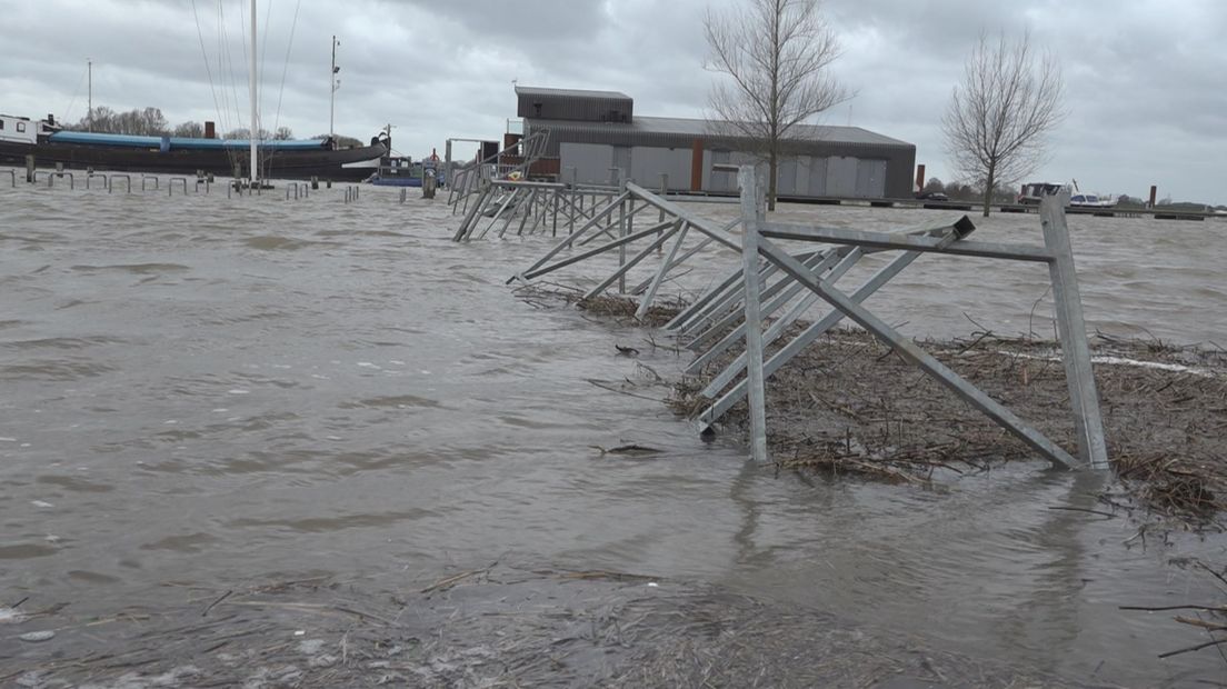 De noodbrug bij de Deventer jachthaven is door de harde wind gesneuveld
