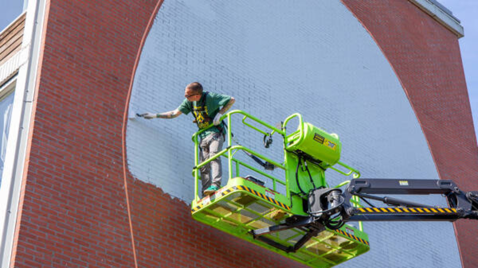 Nieuwe muurschildering JanisdeMan ontworpen door slachtoffers toeslagenaffaire