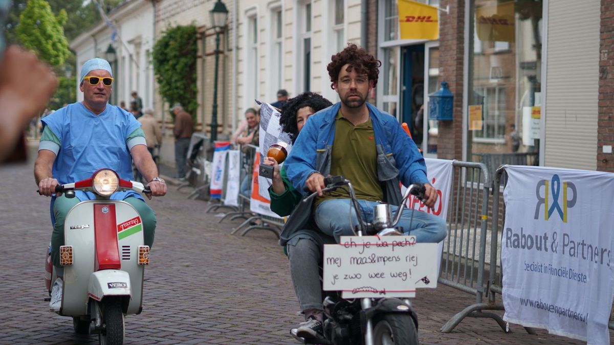 Hippies, nonnetjes en automonteurs sjezen op solexjes door IJzendijke