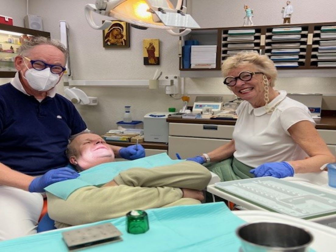 Tandartskoppel Eysink is 75, maar peinst niet over stoppen: 'Het is nog veel te leuk met onze tandheelkundige familie'