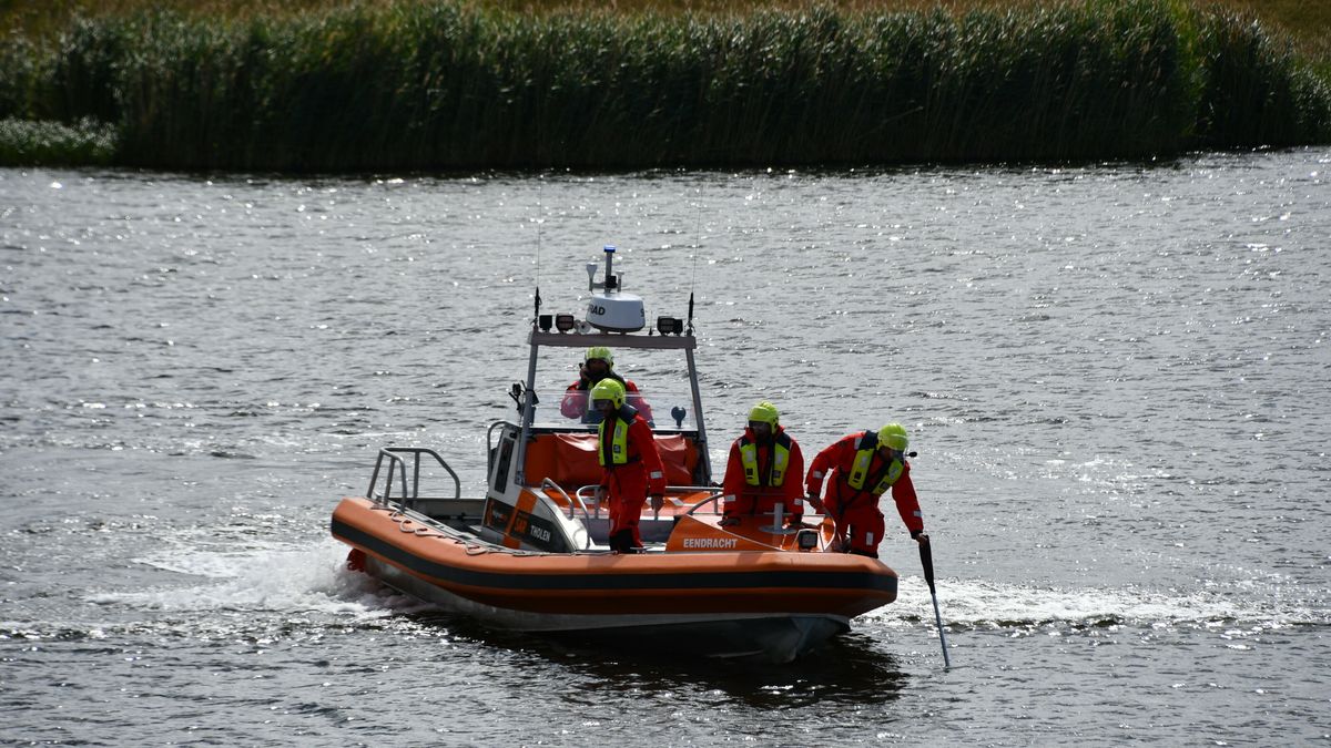 Bestelbus te water bij Oesterdam, passant die te hulp schiet raakt gewond