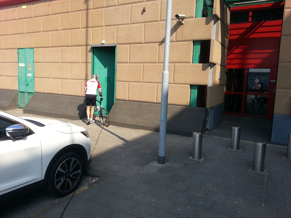 Na de fiets gestald te hebben maakt ie zich op voor een nader gesprek met de goedertierende gedetineerden binnen