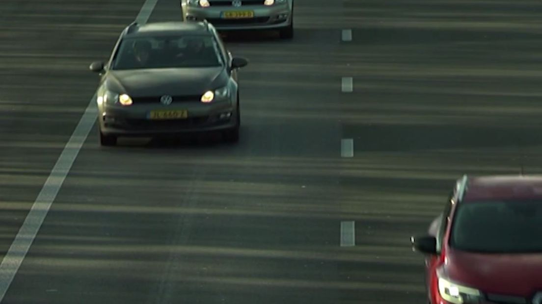 De rijbaan van de A28 in de richting van Amersfoort is weer helemaal vrij na een ongeval eerder deze morgen. De file lost snel op.