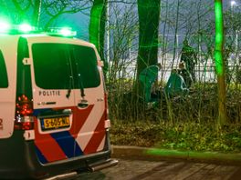 Een jongen is gewond geraakt en naar het ziekenhuis gebracht.