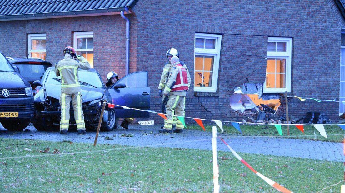 De auto ramde het huis met hoge snelheid (Rechten: De Vries Media)