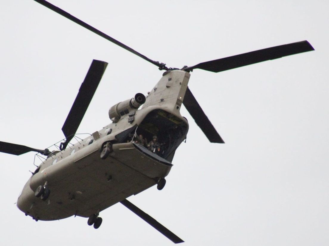 Transporthelikopter boven Rotterdam