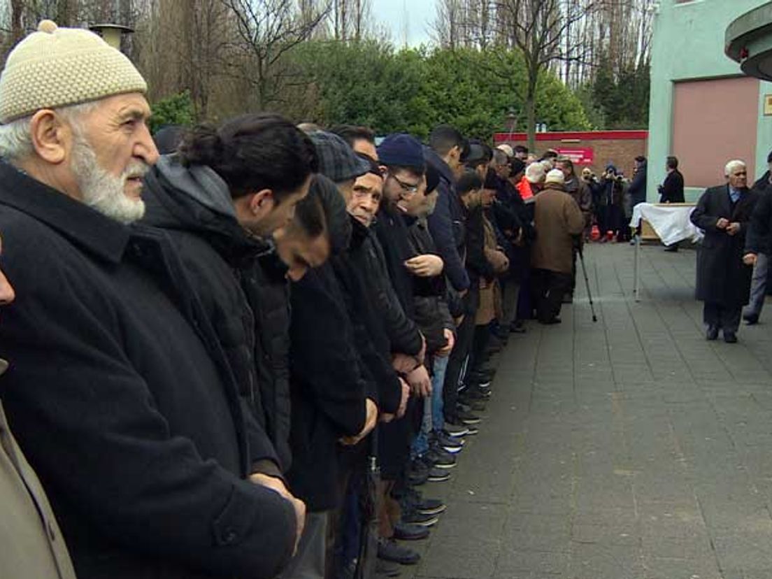 Bij de herdenking van Humeyra waren honderden mensen aanwezig