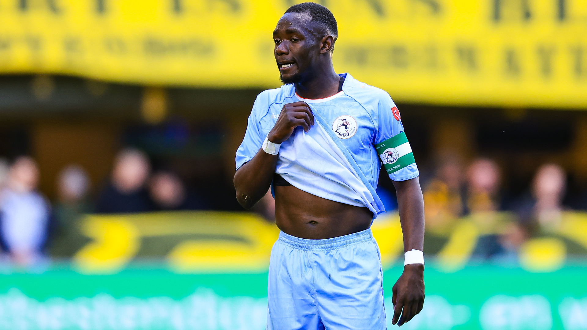 Joshua Kitolano zweet met een aanvoerdersband