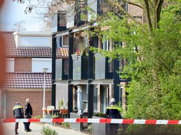 Man zwaait met mes op balkon appartementen Oldenzaal: arrestatieteam overmeestert hem