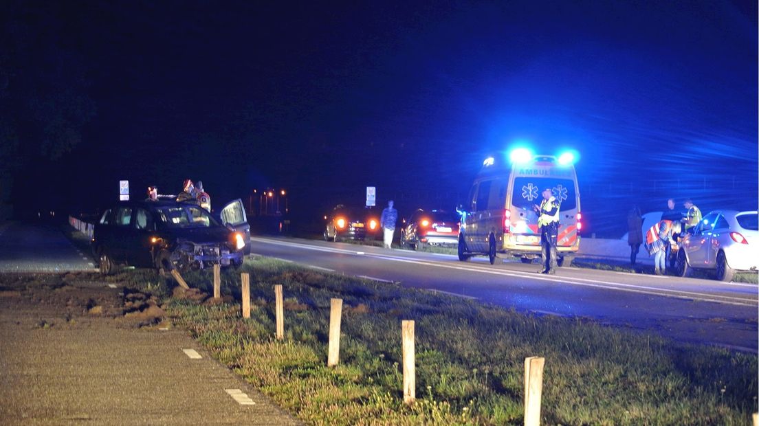 Auto komt in berm van N340 terecht