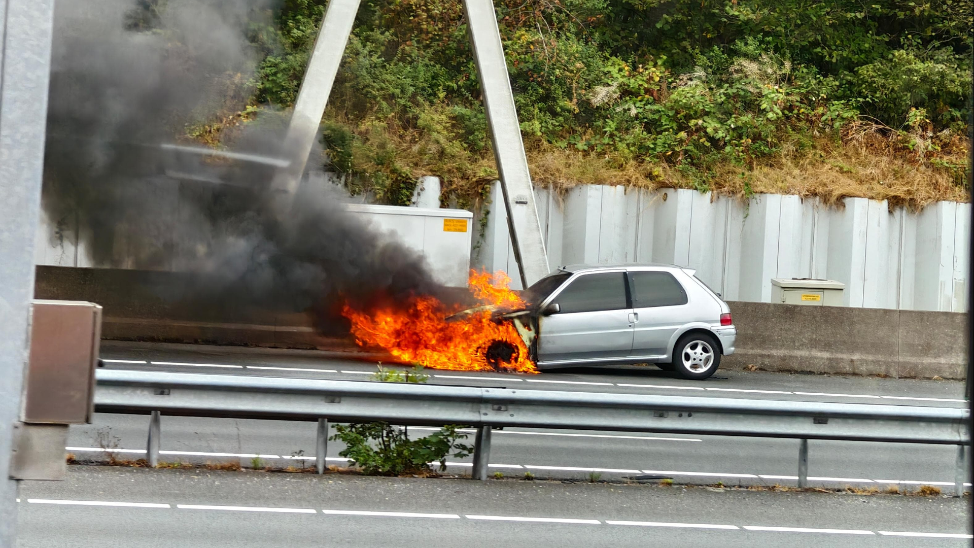 Auto uitgebrand op A28