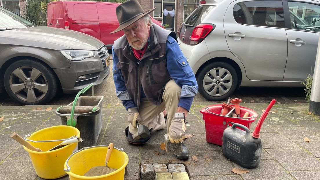 Gunter Demnig legt de nieuwe Stolpersteine aan in Gouda