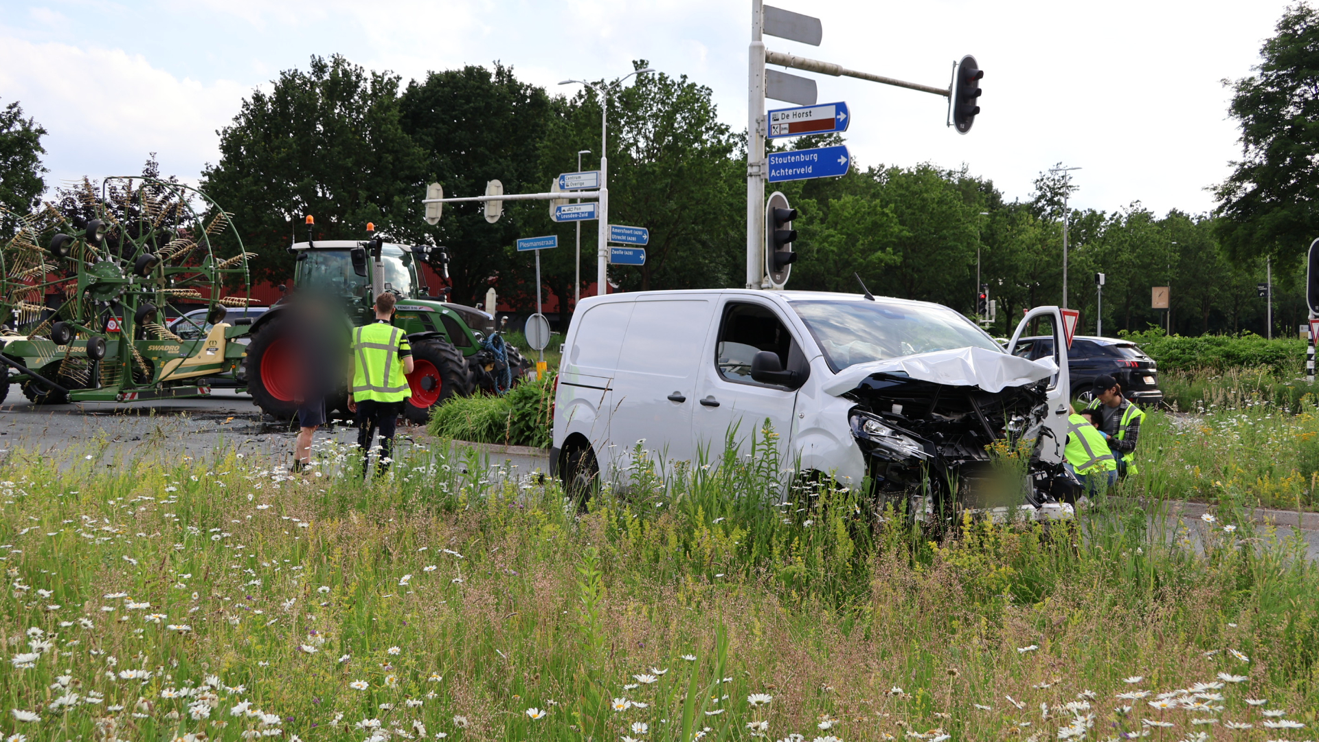 Bestelbus en tractor botsen in Leusden, 1 gewonde