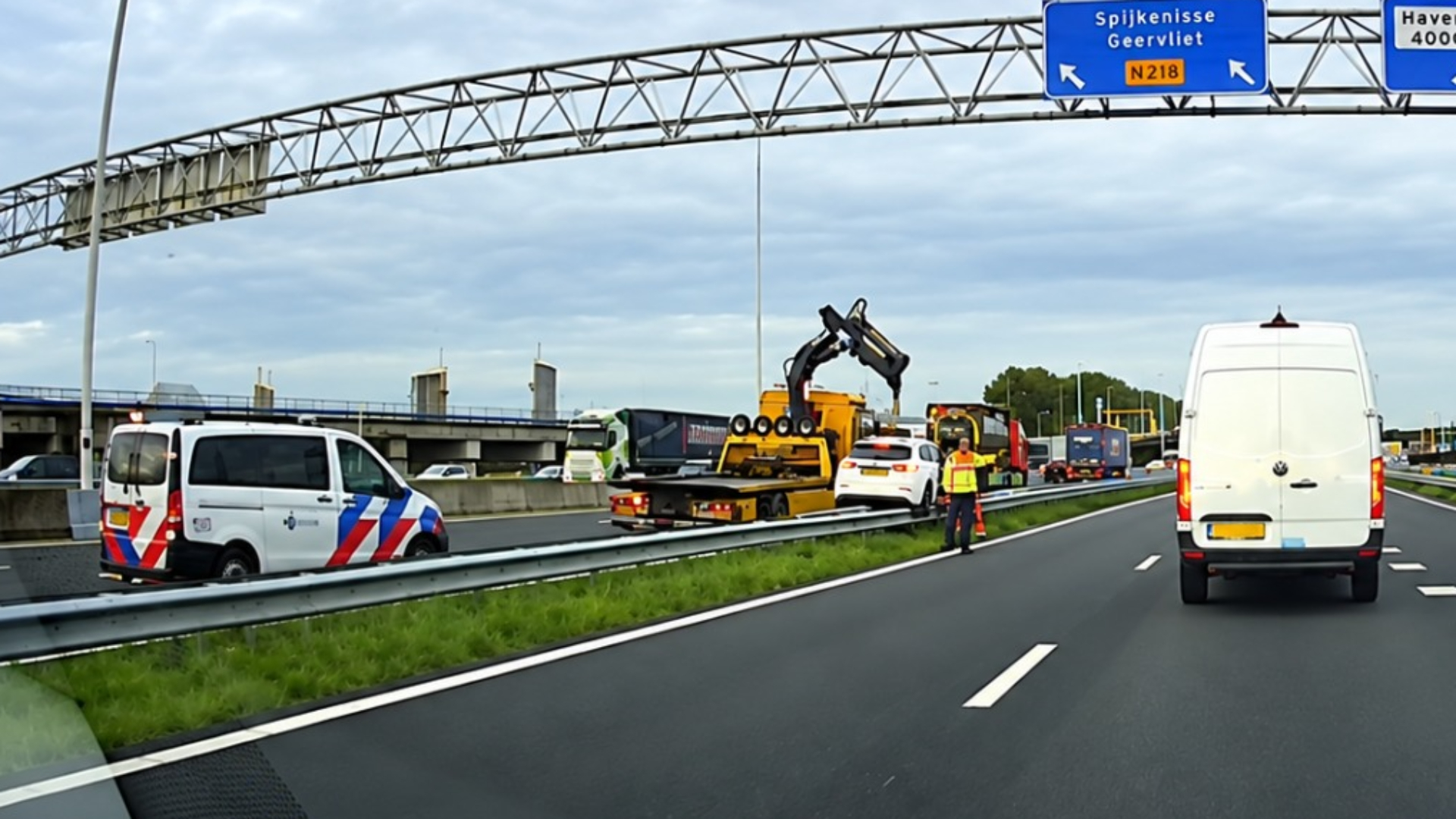 De auto belandde bovenop de vangrail.