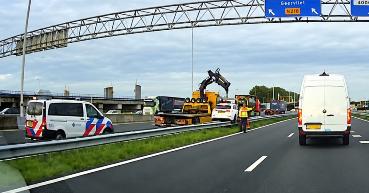 Image accompanying Auto belandt bovenop vangrail: 'U mag daar niet parkeren hoor', from Rijnmond