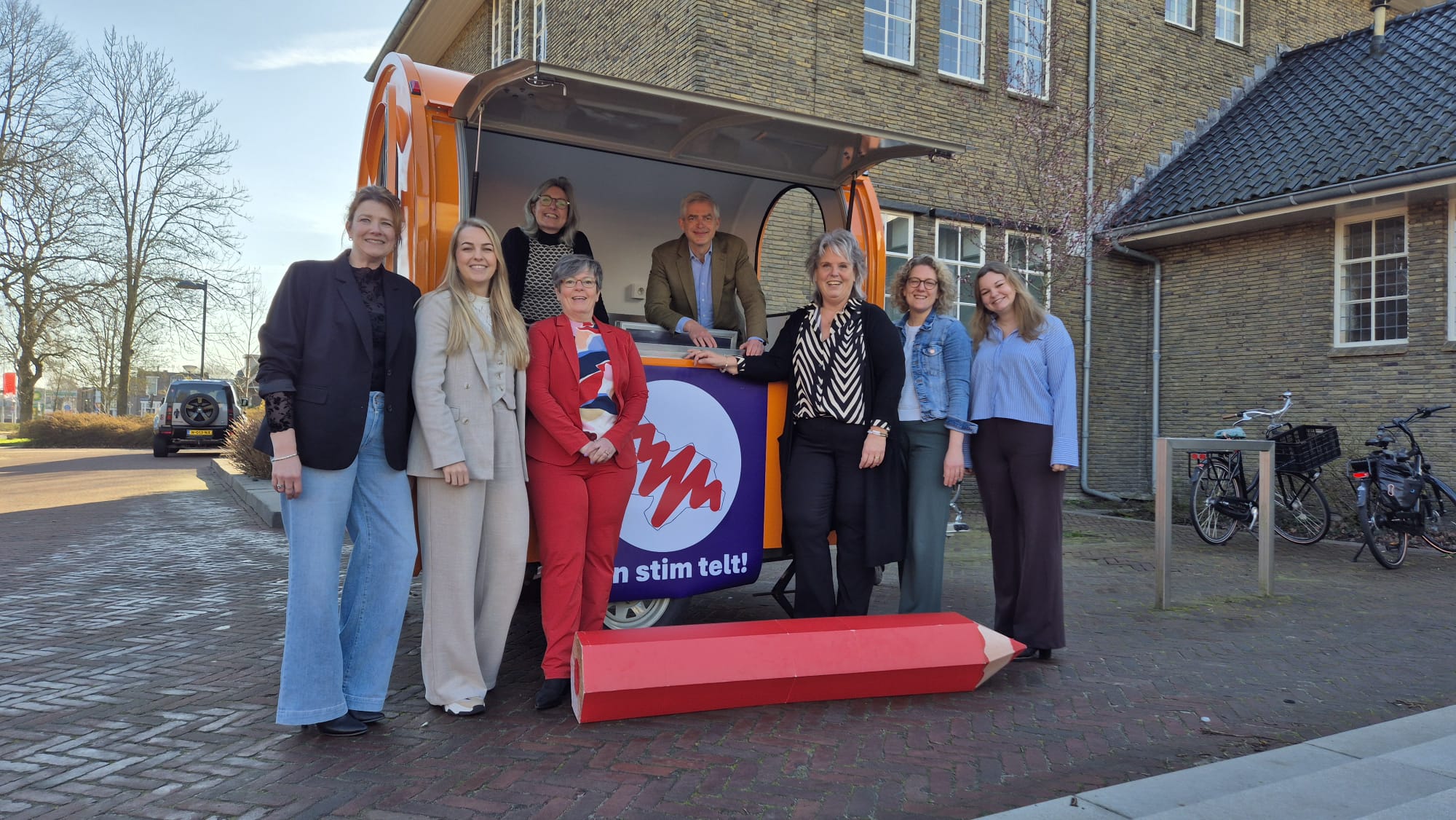 Kofje en wat lekkers by it gemeentehûs yn Burgum