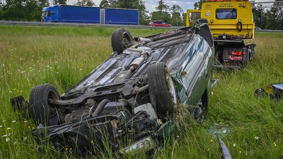 Brommerrijder gewond • auto belandt op dak