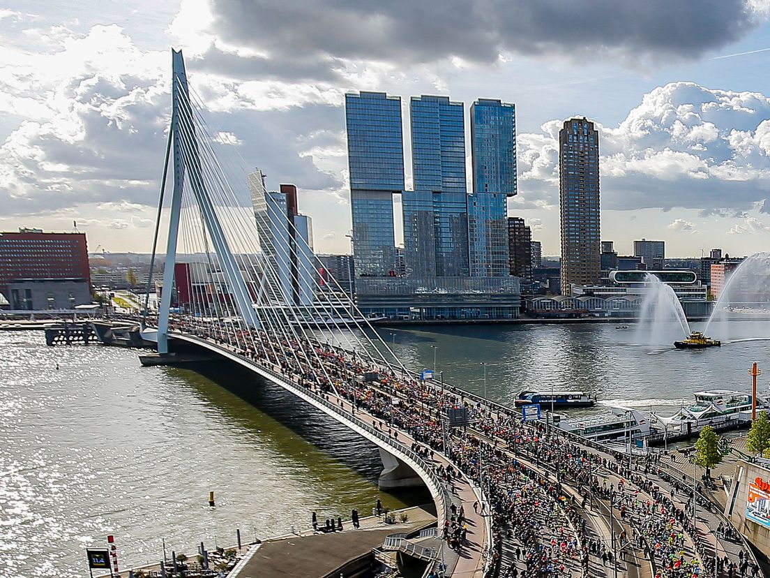De duizenden lopers van de NN Marathon Rotterdam gaan eerst over de Erasmusbrug heen