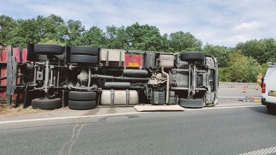 Vrachtwagen gekanteld bij Horn: traumahelikopter geland. Vrachtwagen gekanteld bij Horn: traumahelikopter geland.