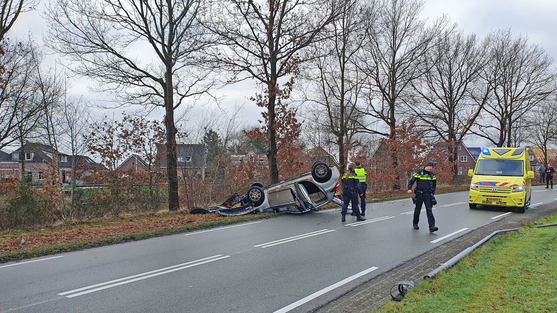 Hoe de auto op de kop belandde is nog niet duidelijk