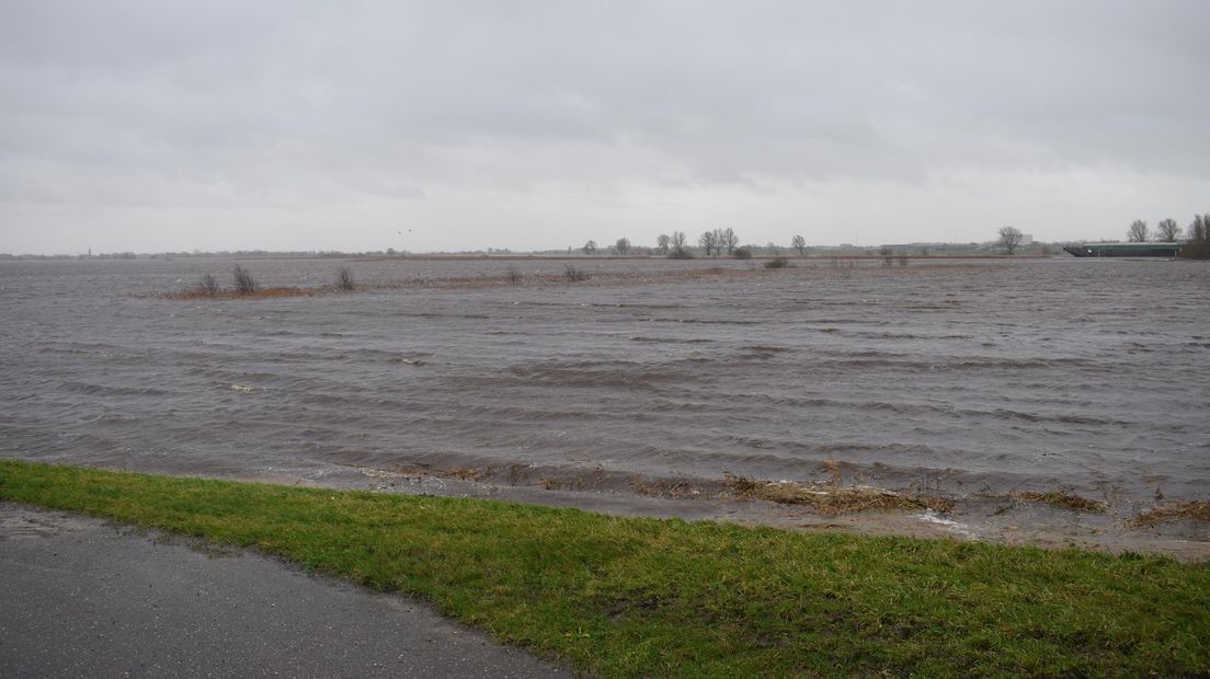 Parallelweg tussen Hasselt en Zwartsluis afgesloten vanwege het hoge water