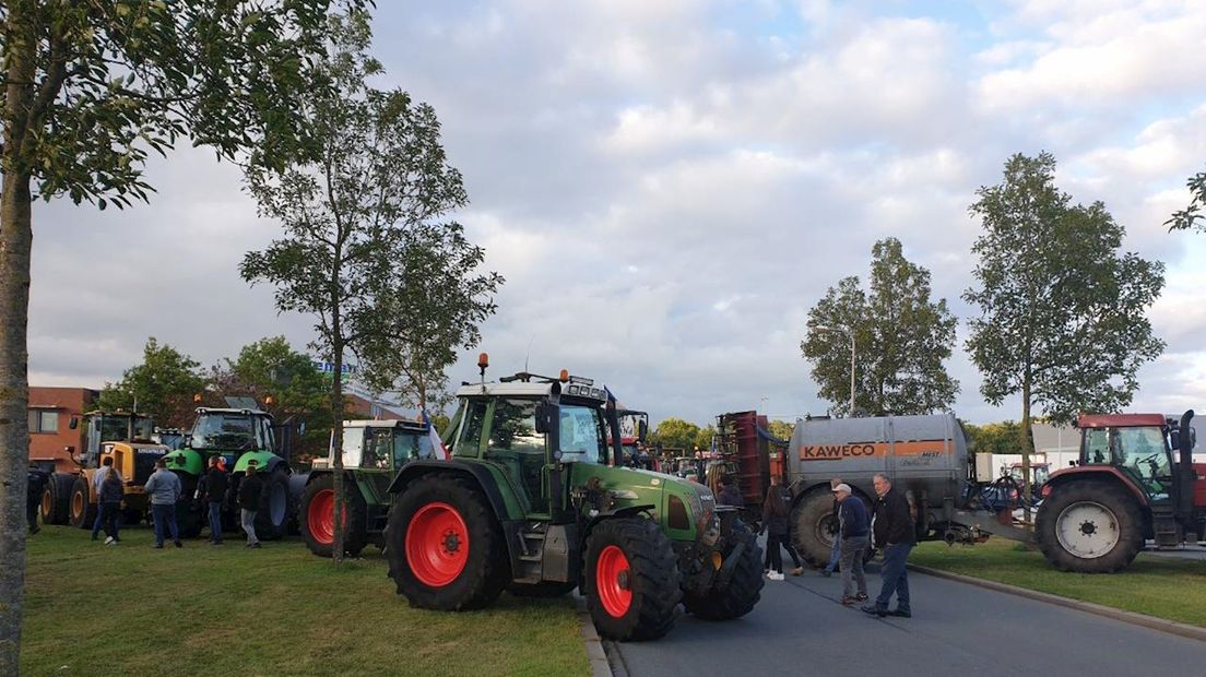 Naar schatting honderd trekkers blokkeren het distributiecentrum in Zwolle