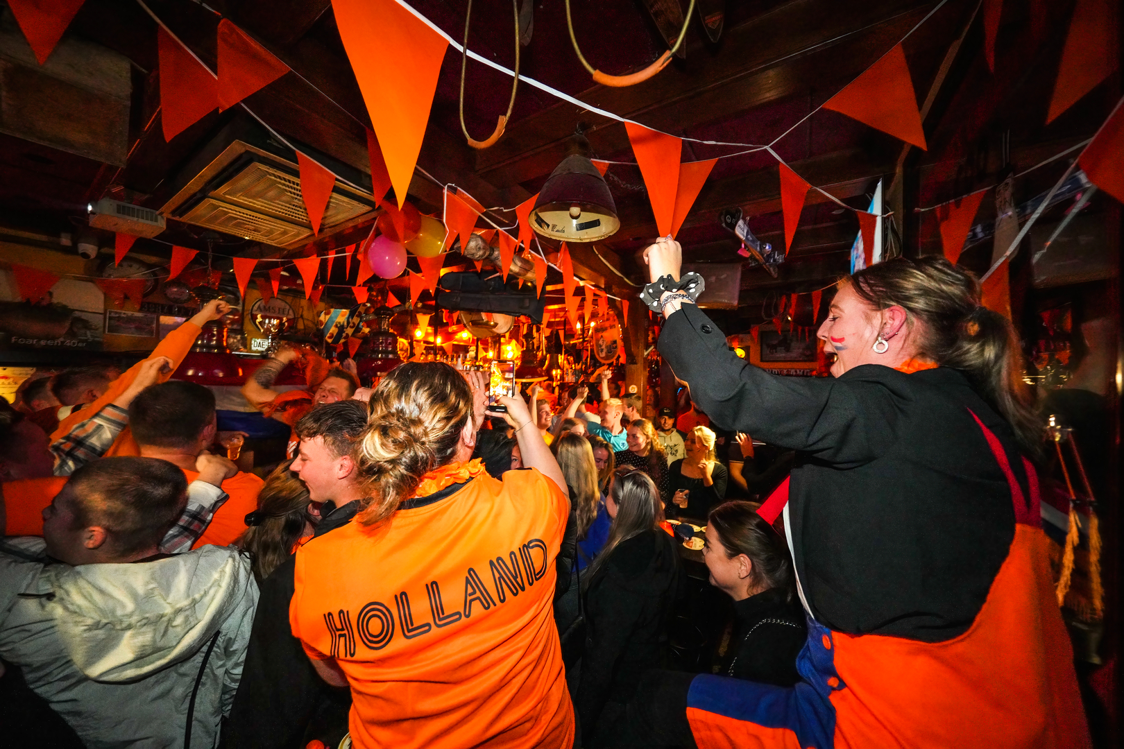 Tijdens wedstrijden van het Nederlands elftal puilen de cafés uit.