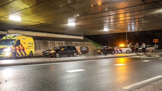 Heftig ongeluk in Arnhem: auto vliegt uit de bocht, rolt van trap en valt nét niet de Rijn in, bestuurder zwaargewond. Heftig ongeluk in Arnhem: auto vliegt uit de bocht, rolt van trap en valt nét niet de Rijn in, bestuurder zwaargewond.