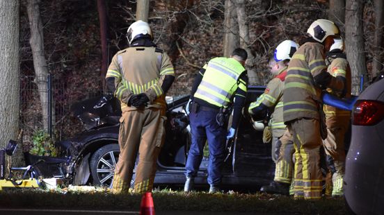 N233 bij Rhenen afgesloten na ernstig ongeluk: auto botst frontaal tegen boom. N233 bij Rhenen afgesloten na ernstig ongeluk: auto botst frontaal tegen boom.